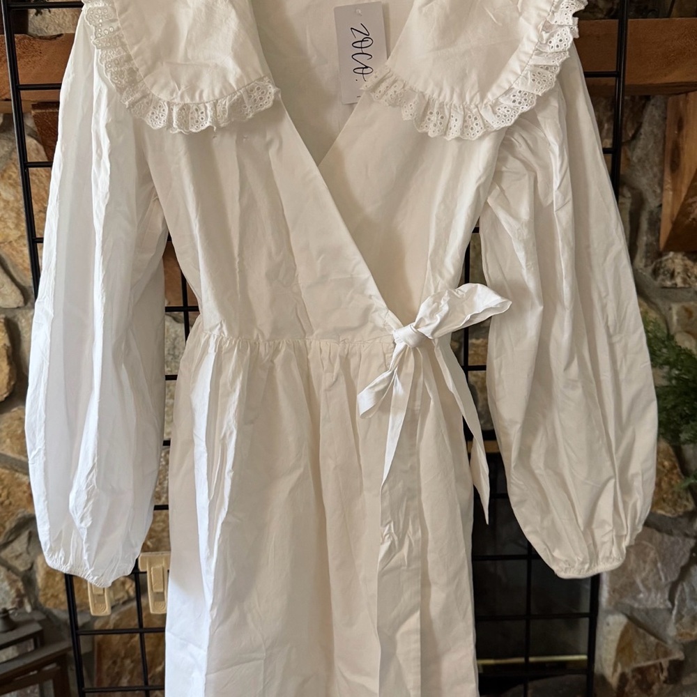 Ladies Large White Tie-Waist Dress with Lace-Trim Collar